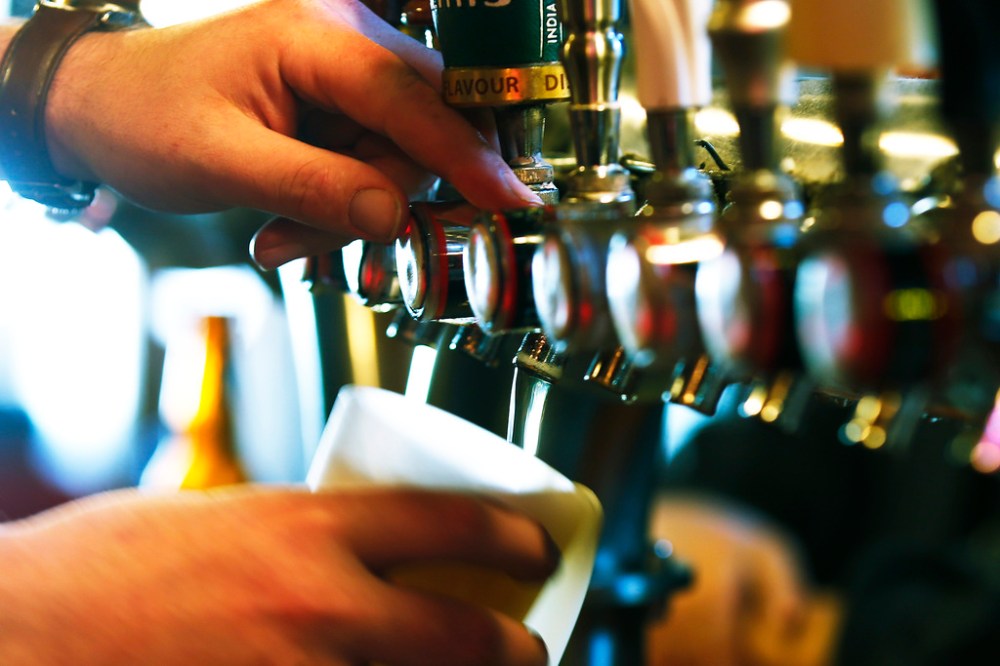 JOHN WOODS / WINNIPEG FREE PRESS
Manitobans are going to have to wait for test positivity numbers to drop before being able to enjoy a beer in a bar. (John Woods / Winnipeg Free Press files)