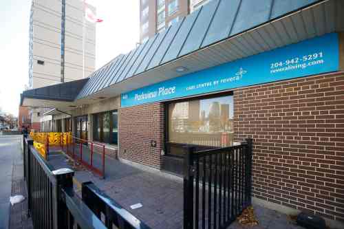 JOHN WOODS / WINNIPEG FREE PRESS
JOHN WOODS / WINNIPEG FREE PRESS
Senior centre Parkview Place by Revera on Edmonton St. is photographed Monday, October 12, 2020. Another COVID-19 death was reported at Parkview.

Reporter: Waldman
