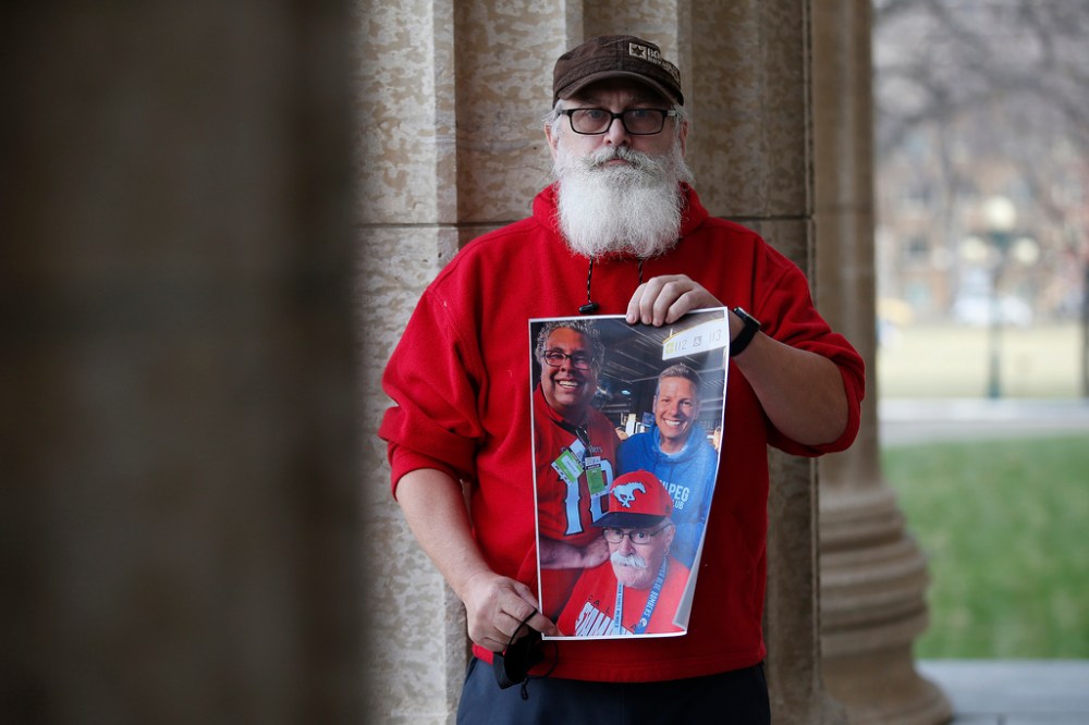 JOHN WOODS / WINNIPEG FREE PRESS
Larry Baillie with a picture of his father Glen, who died from COVID while a resident of Maples Personal Care Home. The new rules are long overdue, he says. (John Woods / Winnipeg Free Press files)