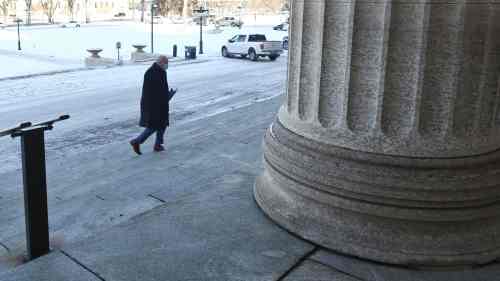 MIKE DEAL / WINNIPEG FREE PRESS
MIKE DEAL / WINNIPEG FREE PRESS
Dr. Brent Roussin, chief provincial public health officer, arrives at the Manitoba Legislative building for Monday’s COVID-19 update. 
201123 - Monday, November 23, 2020