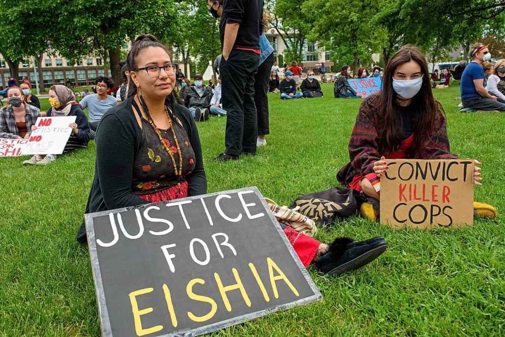 JESSE BOILY / WINNIPEG FREE PRE
Jessica Noel, left, and Chloe Greenwalt showed up to support the rally for Eishia Hudson outside the Manitoba legislature building on Friday. Hudson, 16, was fatally shot by police in April. (Jesse Boily/Winnipeg Free Press)