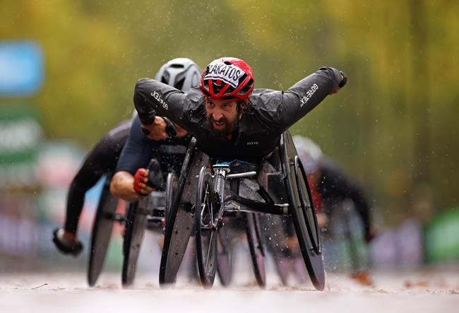 Canada's Brent Lakatos competes in the men's elite wheelchair race at the London Marathon in London, England, Sunday, Oct. 4, 2020. THE CANADAIN PRESS/John Sibley/Pool via AP