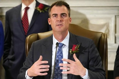 El gobernador de Oklahoma Kevin Stitt en un evento el 12 de abril del 2022 en Oklahoma City. (Foto AP/Sue Ogrocki)