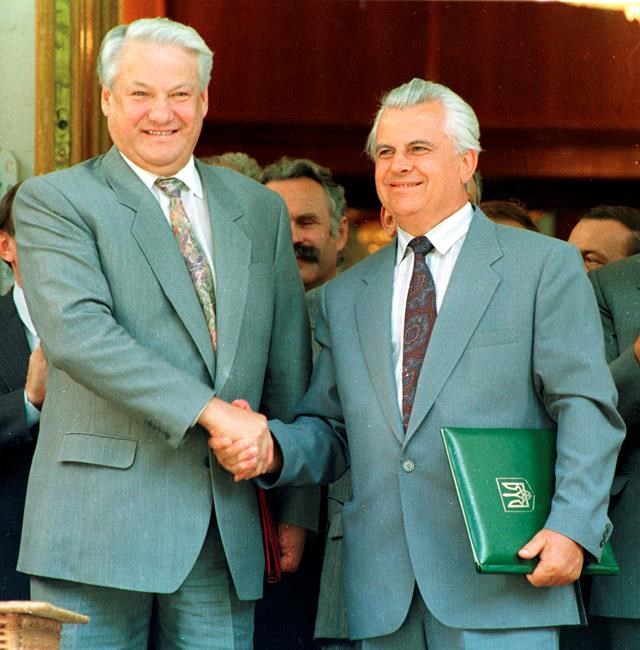 FILE - President Boris Yeltsin, left, shakes hands with Ukrainian President Leonid Kravchuk during his visit to Ukraine, Yalta, Aug. 3, 1992. Kravchuk, who led Ukraine to independence amid the collapse of the Soviet Union and served as its first president, has died, a Ukrainian official said Tuesday, May 10, 2022. He was 88. (AP Photo/Efrem Lukatsky, File)