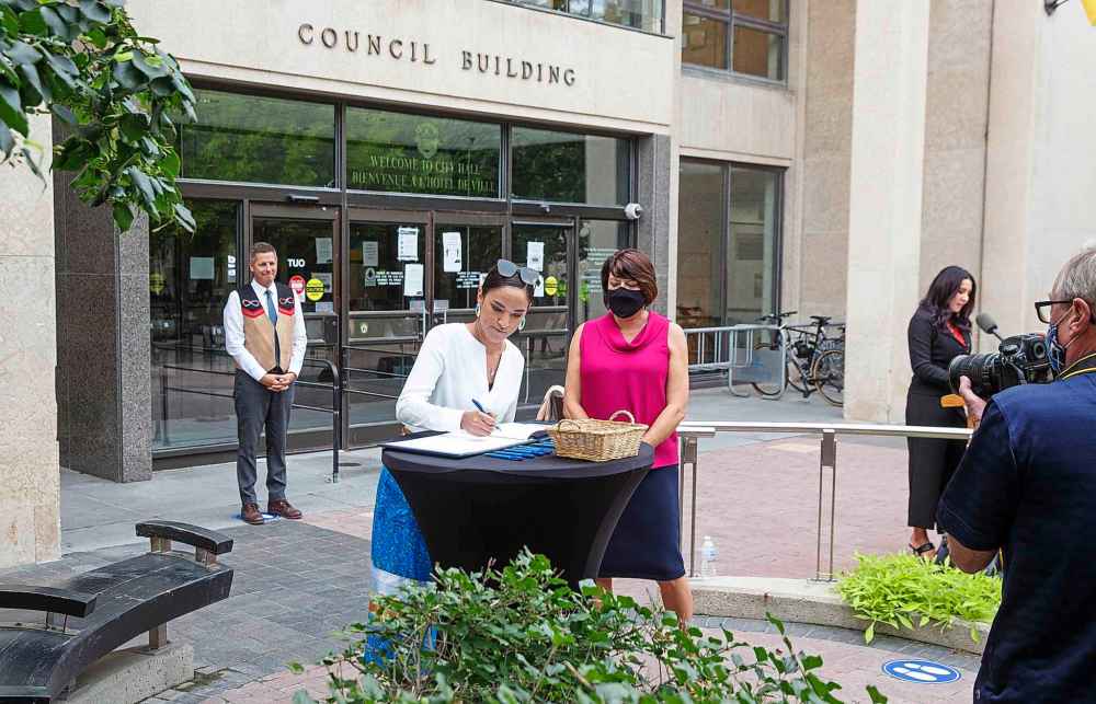 Indigenous Cultural Safety Leader at 1JustCity, Lori Abraham, signs Winnipeg's Indigenous Accord at a ceremony at City Hall with 38 other organizations who were joined with around 100 guests and Mayor Brian Bowman Thursday morning. (Mike Deal / Winnipeg Free Press)