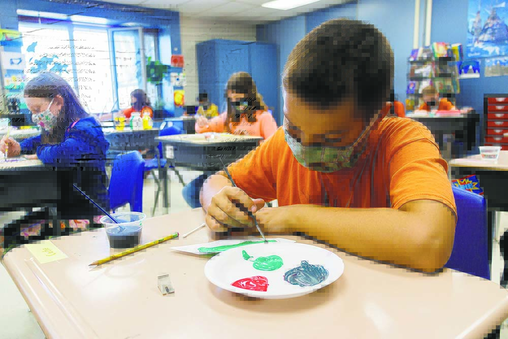 Chelsea Kemp/The Brandon Sun
Meadows School Grade 5/6 student Cache A. works on a National Day for Truth and Reconciliation art project Wednesday.
