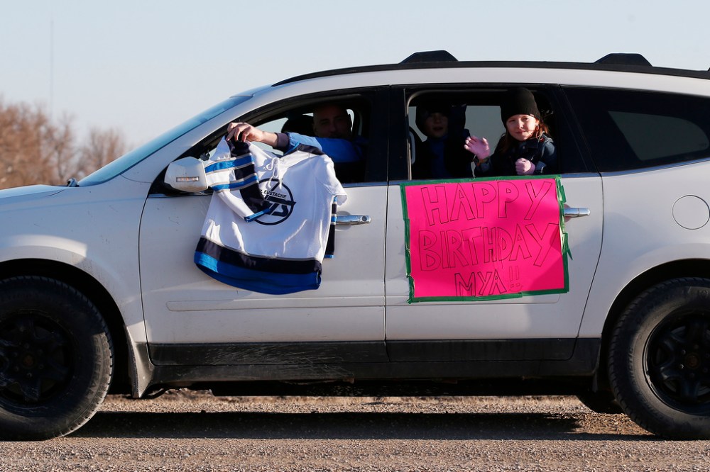 JOHN WOODS / WINNIPEG FREE PRESS
A convoy of 40 friends and family of Mya Richard’s passed her house to wish her “Happy Birthday” Wednesday.