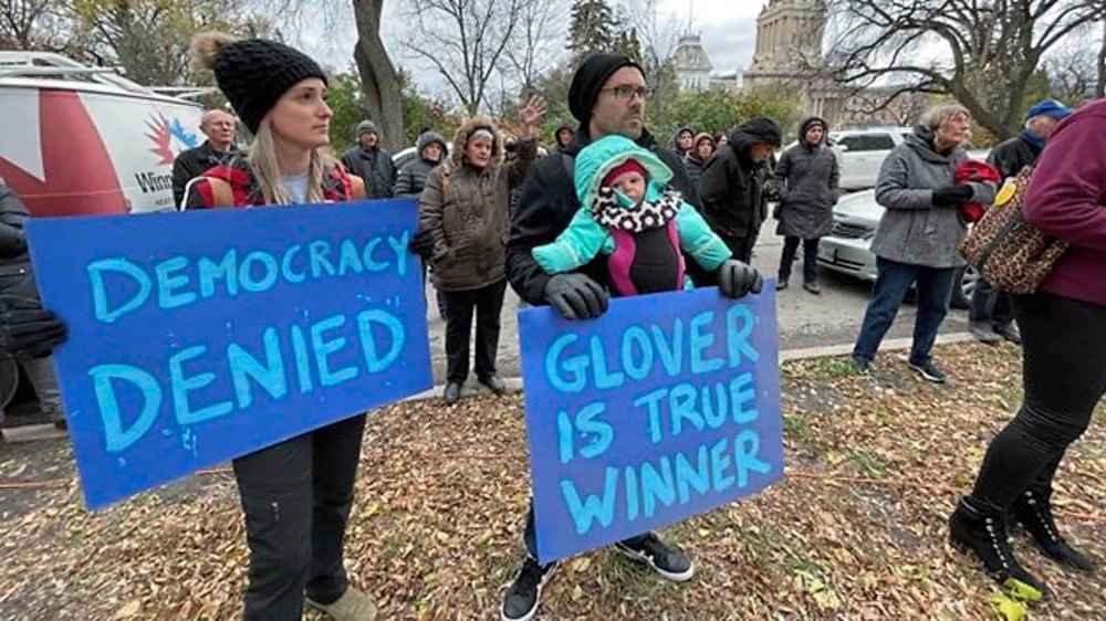 About 60 Shelly Glover supporters showed up to the rally on Sunday outside the Kennedy Street headquarters for the Progressive Conservative Party of Manitoba. (Jaison Empson/CBC)
