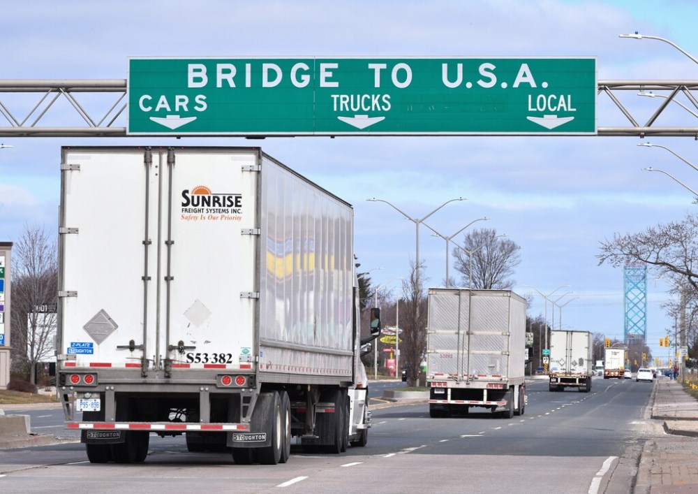 CP
The border is still open to commercial traffic. (Rob Gurdebeke / The Canadian Press files)