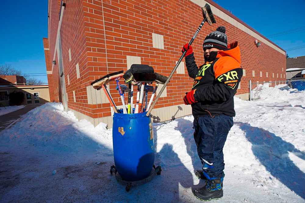 MIKE DEAL / WINNIPEG FREE PRESS
Picking a broom before taking to the ice for gym class.