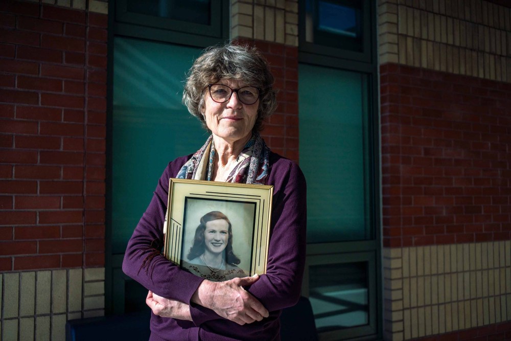 Thora Cartlidge with a photo of her mother, Mary Cartlidge. (David Jackson / Winnipeg Free Press)
