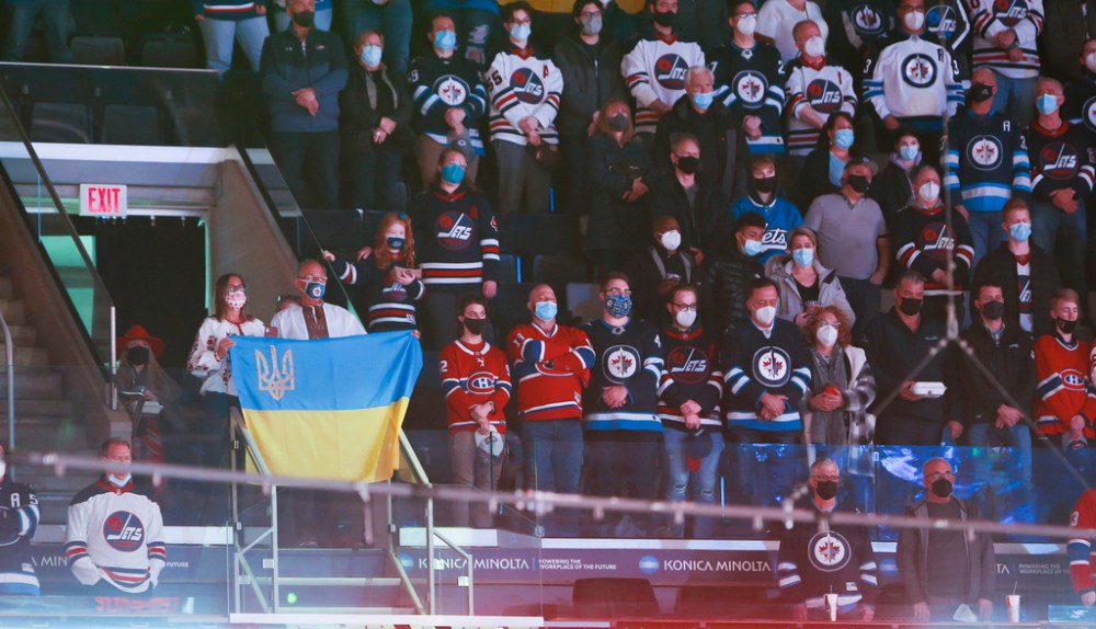 WINNIPEG FREE PRESS
Fans showed their support for Ukraine at Tuesday's Winnipeg Jets game. (John Woods / Winnipeg Free Press)
