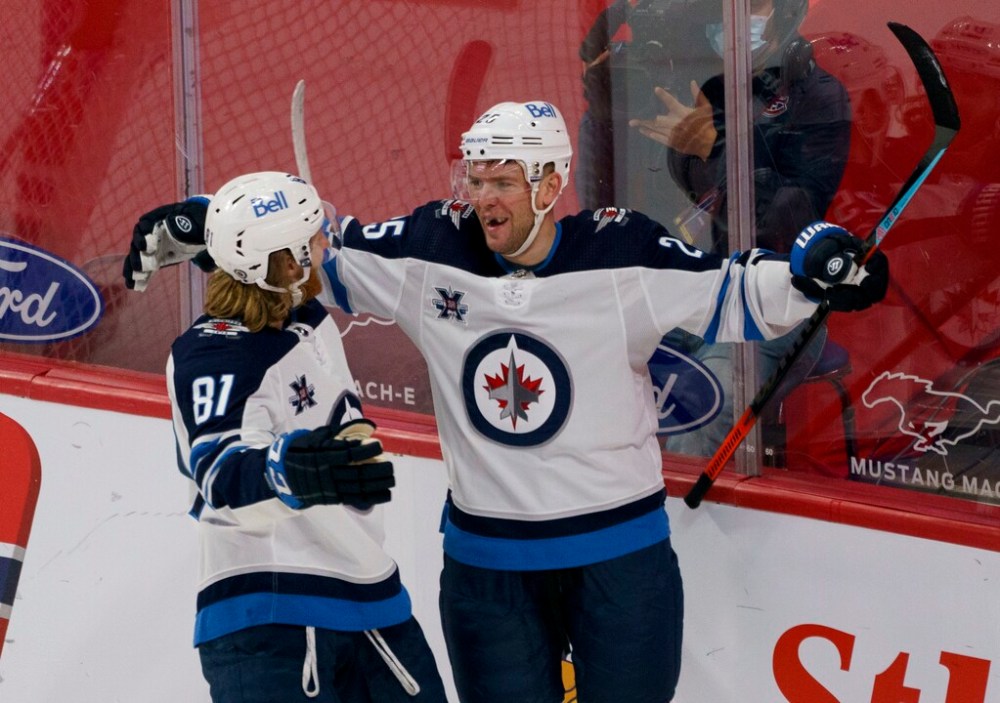CP
Winnipeg has re-signed Paul Stastny (right) for another season. (Paul Chiasson / The Canadian Press files)