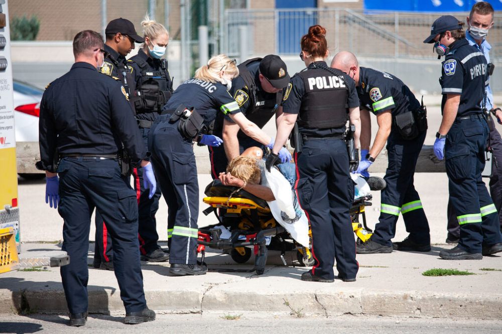 All Winnipeg police officers and paramedics will be required to be vaccinated. (Daniel Crump / Winnipeg Free Press files)