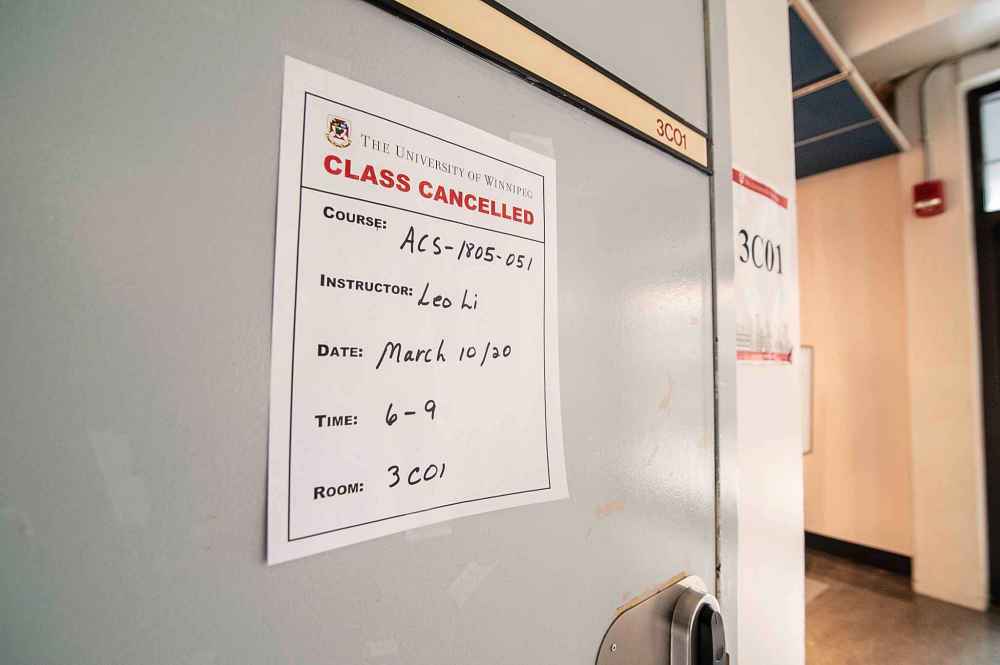 Mike Sudoma / Winnipeg Free Press
Signs inside of the University of Winnipeg Friday announcing cancellations of lectures and classes due in part of the COVID-19 outbreak.