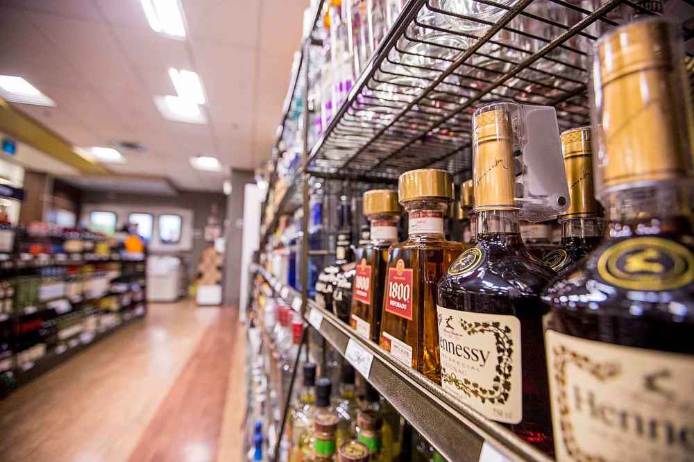 MIKAELA MACKENZIE / FREE PRESS FILES
Almost half of the revenue earned from liquor sales goes toward covering the cost of selling booze, the report shows.