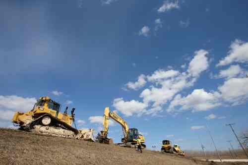 Shannon VanRaes
SHANNON VANRAES / WINNIPEG FREE PRESS
Heavy equipment sits on a ring dike on Highway 72 at Morris, Manitoba on April 17, 2020. The community's ring dike may have to be closed.