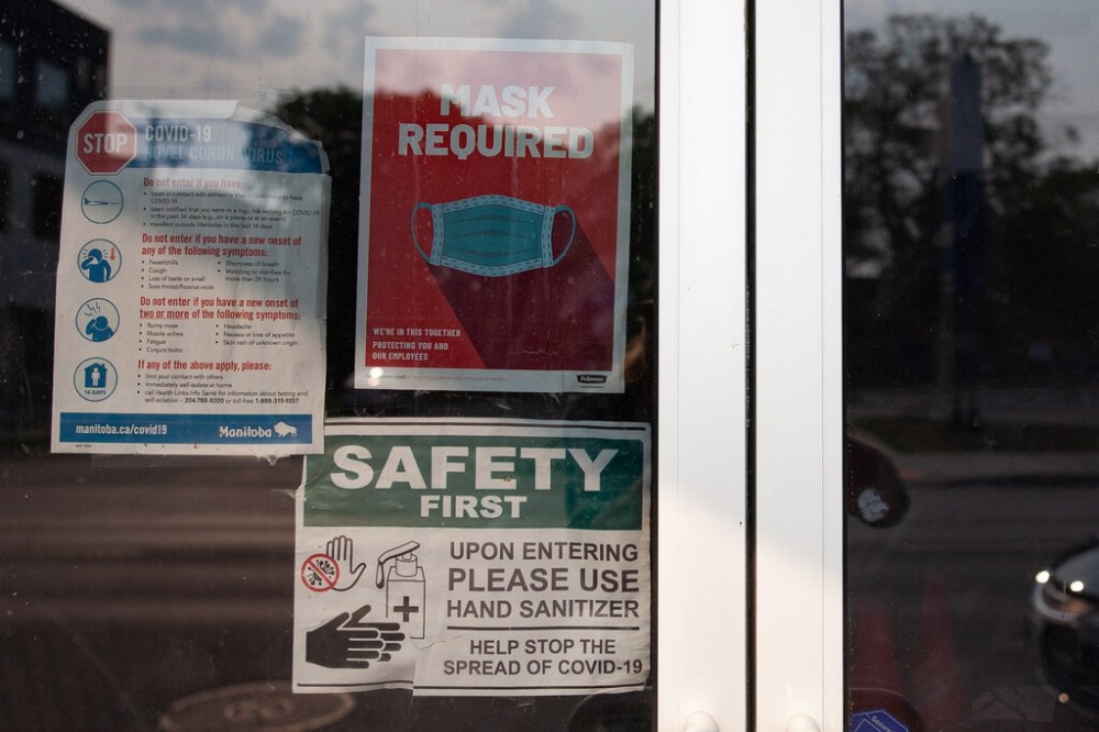 Manitoba is reintroducing its indoor mask mandate. (Daniel Crump / Winnipeg Free Press files)