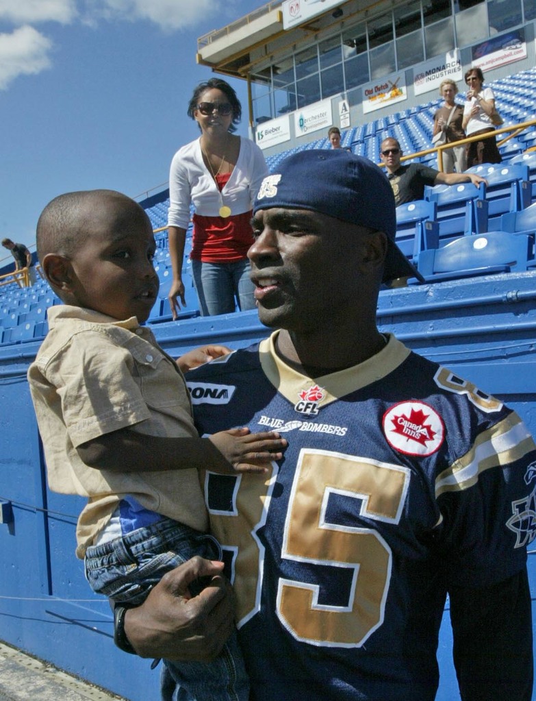 JOE BRYKSA / WINNIPEG FREE PRESS FILES
Winnipeg Blue Bombers star slotback Milt Stegall with his son Chase, left, and his wife Darlene, centre in 2007.