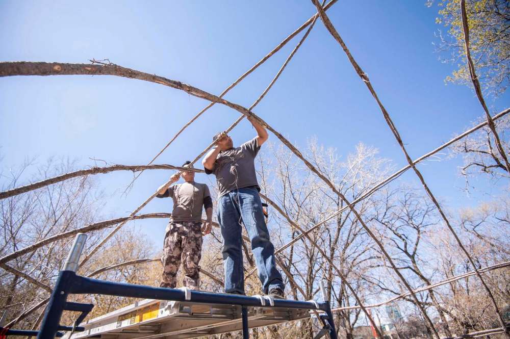 MIKE SUDOMA / WINNIPEG FREE PRESS
Andrew Atkinson (left) and Kirby Nelson tie the structure together.