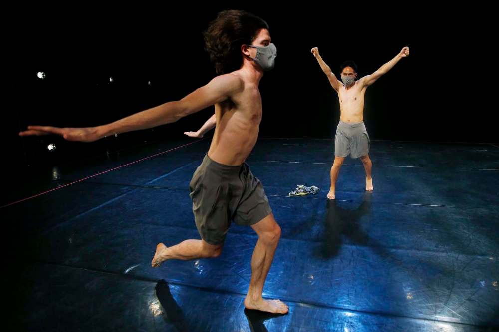 JOHN WOODS / WINNIPEG FREE PRESS
WCD dancers adhere to public health orders while performing Body and Light, including wearing masks and staying at least two metres apart.