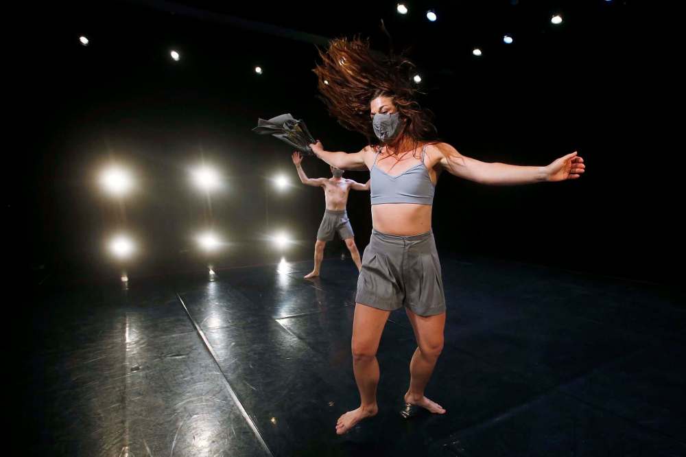 JOHN WOODS / WINNIPEG FREE PRESS
Dancers say performing in a mask changes ‘the way you breathe’ but they’re accustomed to working in a variety of uncomfortable situations and are taking the changes in stride.