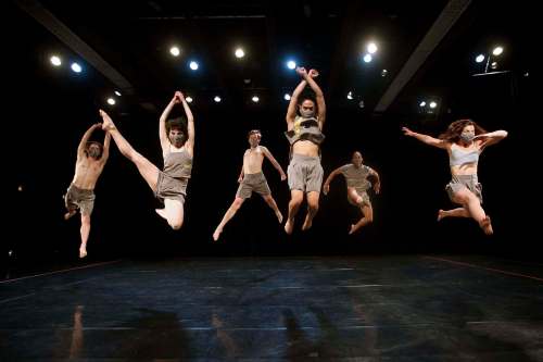 JOHN WOODS / WINNIPEG FREE PRESS
WCD dancers adhere to public health orders while performing Body and Light, including wearing masks and staying at least two metres apart.