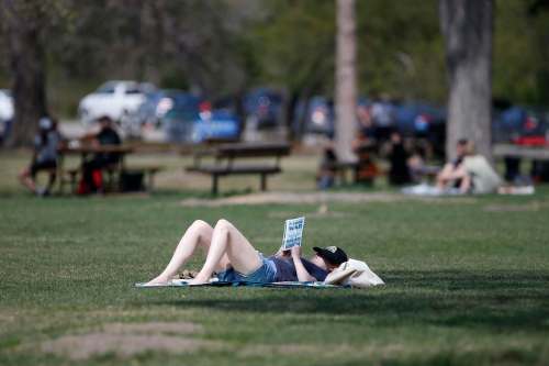 JOHN WOODS / WINNIPEG FREE PRESS People relax at Assiniboine Park in Winnipeg Sunday, May 16, 2021. People having been heading to the parks because of increased COVID-19 restrictions. Reporter: Abas & Da Silva