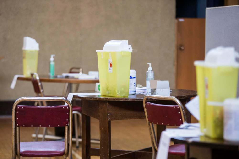MIKAELA MACKENZIE / WINNIPEG FREE PRESS FILES
The vaccination and observation space at a pop-up community vaccine clinic at Knox United Church in Winnipeg.