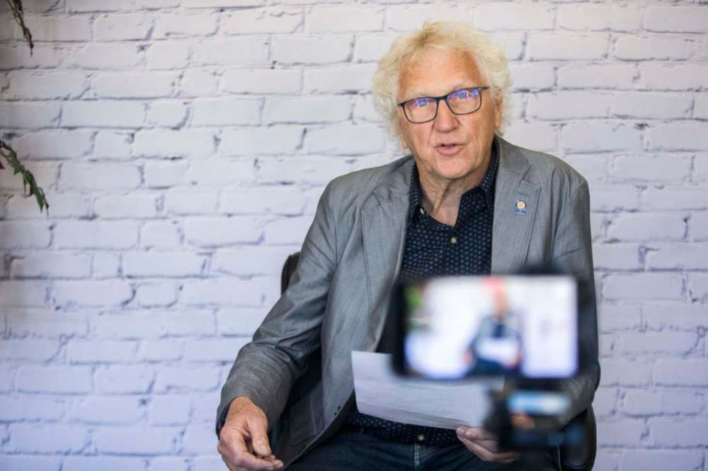 MIKAELA MACKENZIE / WINNIPEG FREE PRESS
Dr. Don Klassen films a video promoting vaccinations at City Hall in Winkler on Monday.