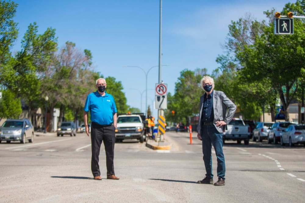 MIKAELA MACKENZIE / WINNIPEG FREE PRESS
Winkler Mayor Martin Harder (left) and Dr. Don Klassen on Main Street in Winkler Monday.
