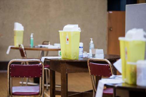 MIKAELA MACKENZIE / WINNIPEG FREE PRESS FILES
The vaccination and observation space (using an upstairs gymnasium) at a pop-up community vaccine clinic takes place at Knox United Church in Winnipeg on Friday, May 14, 2021.
