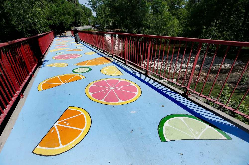 Alex Plante channelled oranges, limes and grapefruits to create ‘Citrus Splash’ on the Niakwa bridge over the Seine River. (John Woods / Winnipeg Free Press files)