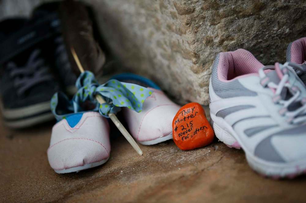 JOHN WOODS / WINNIPEG FREE PRESS
Shoes placed on the steps of the Assiniboia Indian Residential School in River Heights to commemorate the 215 Indigenous children found in unmarked graves in B.C. earlier this year.