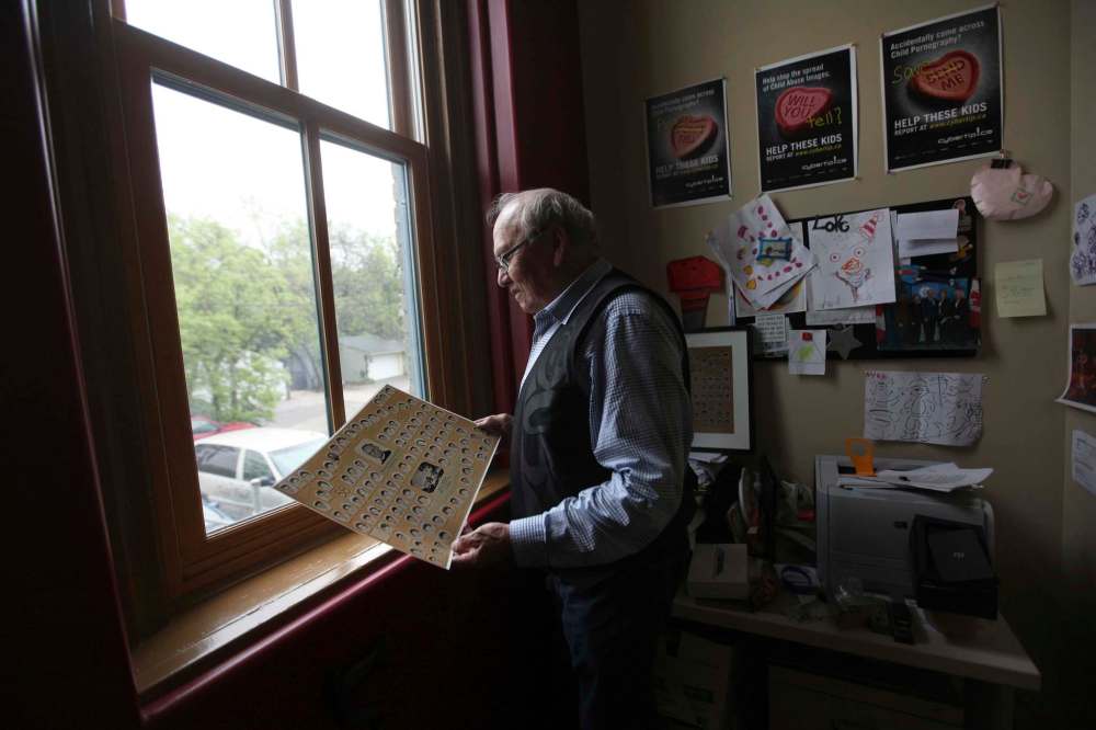 Ruth Bonneville / Free Press FILES
In 2015, Theodore Fontaine, whose story is included in Did You See Us, visited his former classroom at Assiniboia Indian Residential School.
