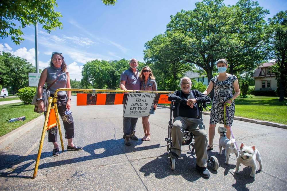 MIKAELA MACKENZIE / WINNIPEG FREE PRESS
Wellington Crescent residents Jutta Essig (from left) Bill Hamlin, Sharon Kirk, Atul Sharma and Celia Rodd are in support of open streets.
