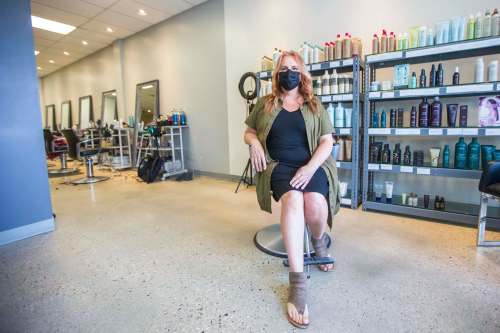 MIKAELA MACKENZIE / WINNIPEG FREE PRESS
Eve Rice is part of a growing community of workers who include their vaccination status as part of their introduction to customers.