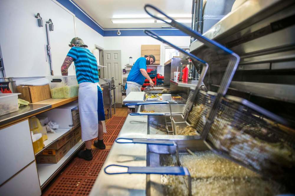 Matt Kauenhowen (left) and Ray McDiarmid fill orders for Dairi-Wip favourites. (Mikaela MacKenzie / Winnipeg Free Press)