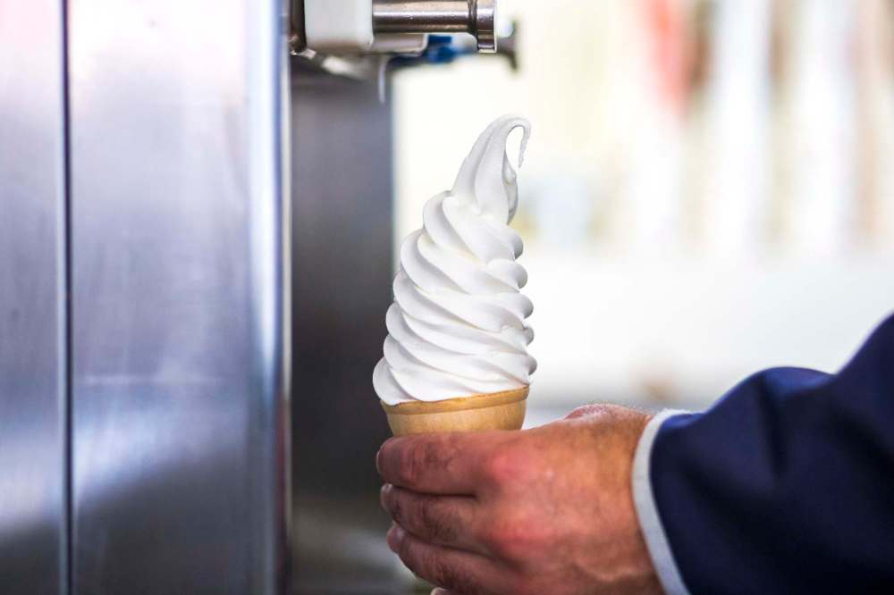Dean Lambos makes an ice cream cone. (Mikaela MacKenzie / Winnipeg Free Press)