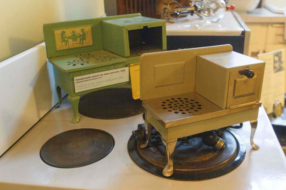 MIKE DEAL / WINNIPEG FREE PRESS
A replica of a kitchen with early appliances including toy electric stoves that would have come with cake mixes and were ‘baked’ with the heat from a lightbulb.