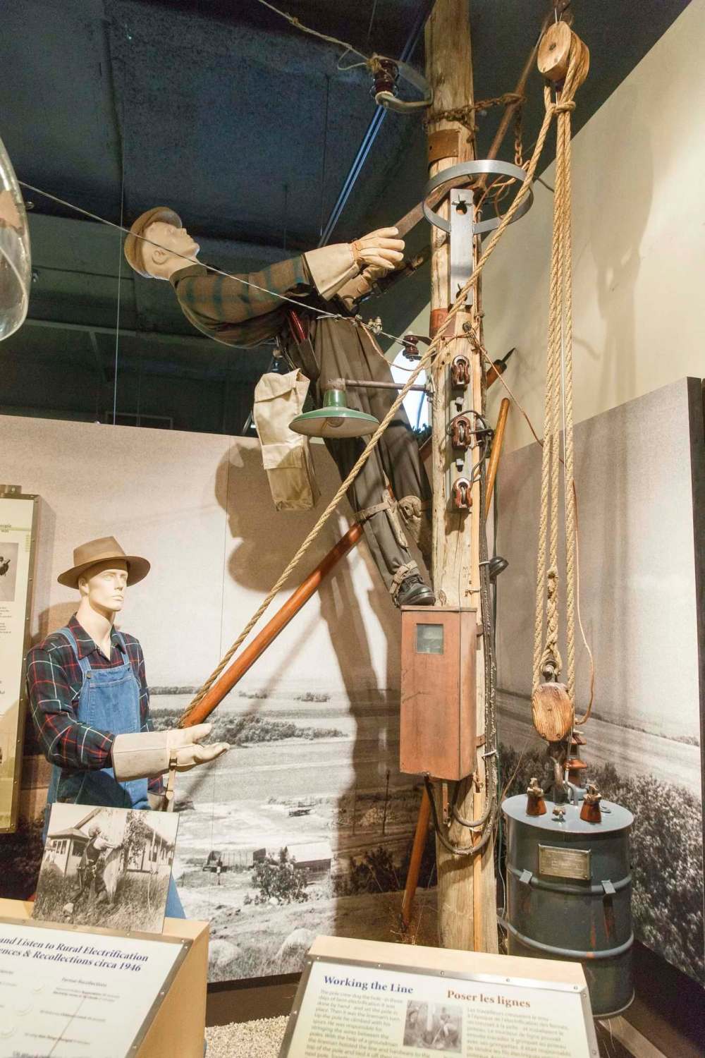 MIKE DEAL / WINNIPEG FREE PRESS
A diorama of a line crew dressed in equipment from the mid-1900s.