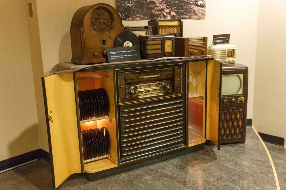 MIKE DEAL / WINNIPEG FREE PRESS
A collection of radios and an old television at the Manitoba Electrical Museum