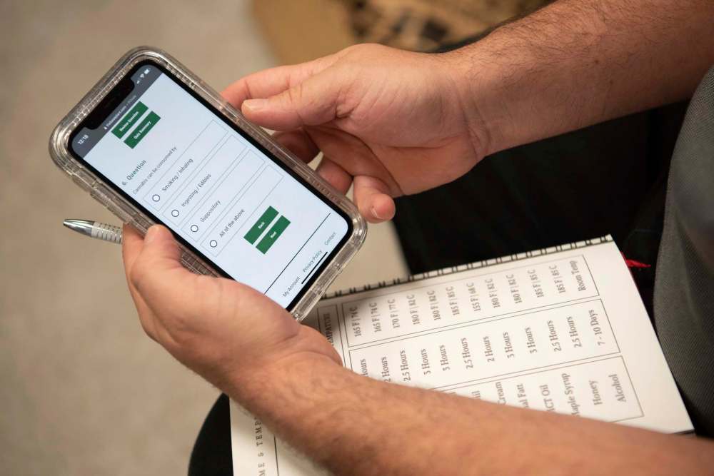ALEX LUPUL / WINNIPEG FREE PRESS
A person attending a cannabis cooking class takes an online test on his phone to be certified to cook with cannabis.