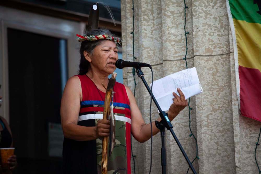 Elder Alma Kakikepinace speaks at the rally. (Daniel Crump / Winnipeg Free Press)