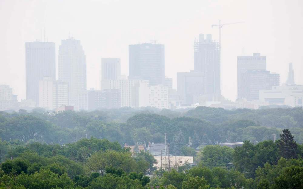 MIKE DEAL / WINNIPEG FREE PRESS
Smoke from forest fires hangs over downtown Winnipeg.