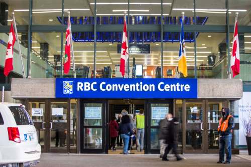 MIKAELA MACKENZIE / WINNIPEG FREE PRESS Folks walk into the RBC Convention Centre vaccine supersite in Winnipeg on Tuesday, April 20, 2021. For --- story. Winnipeg Free Press 2020.