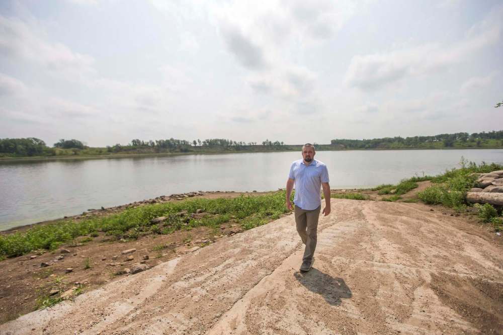 MIKAELA MACKENZIE / WINNIPEG FREE PRESS
Mayor Brandon Burley poses for a portrait at the end of the boat launch at Lake Minnewasta, where the town of Morden gets its water, on Thursday, July 22, 2021. For Kevin Rollason story.
Winnipeg Free Press 2021.