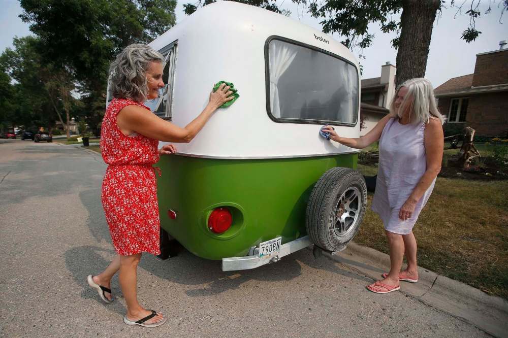 JOHN WOODS / WINNIPEG FREE PRESS
Hopps (left) and McCoomas ready the Boler for their next client.