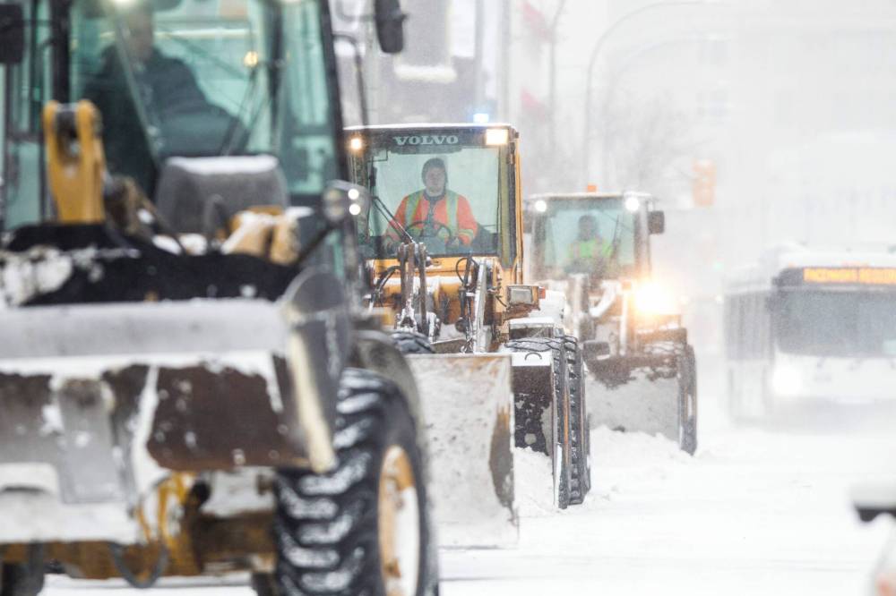 MIKAELA MACKENZIE / WINNIPEG FREE PRESS
Snowplows clear Portage Avenue in Winnipeg in Decemeber.