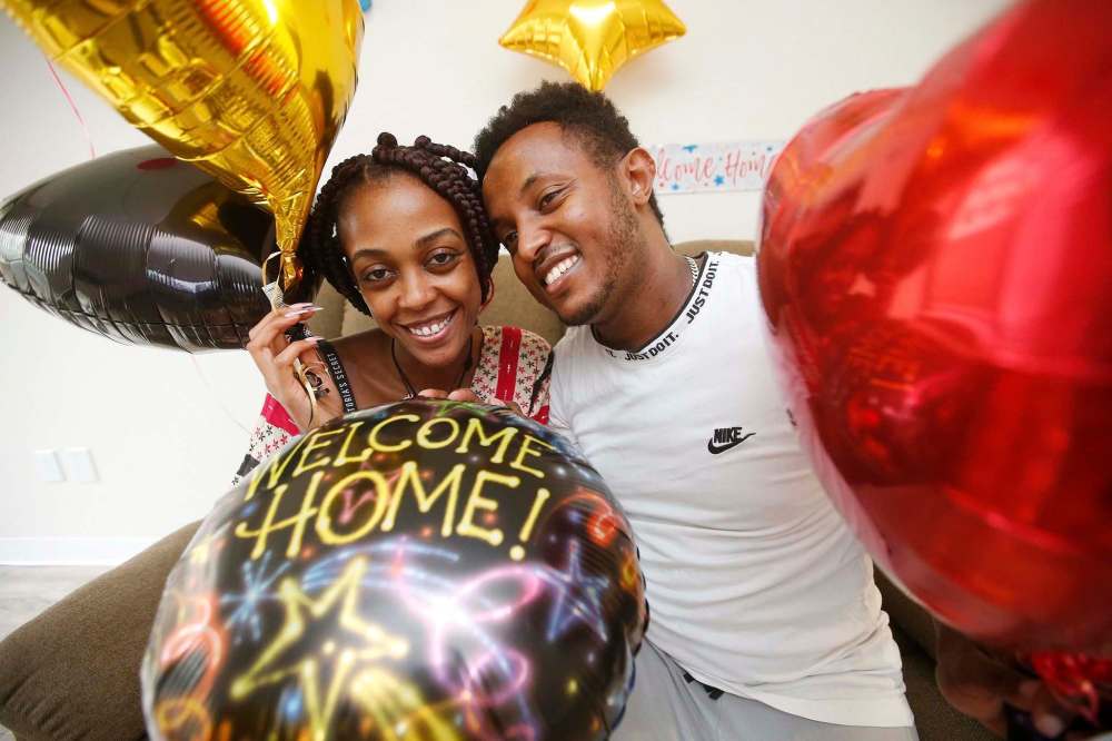 JOHN WOODS / WINNIPEG FREE PRESS
After 17 long months, Tewedaje Asele was elated to be with her husband Lidetu.